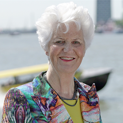 Voorzitter Sybilla Dekker met in de achtergrond een boot die in het water vaart